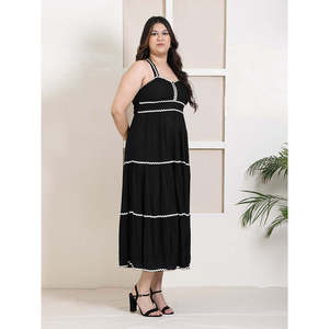 Deebaco Robe longue décontractée noire unie à volants pour femme grande taille avec bordure blanche, bretelles spaghetti et taille empire - Product Image 5