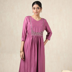 Cebolla Rosa Crepe Sólido Cutdana Hilo Trabajo Manga larga 3/4 Vestido étnico Nueva tendencia Ropa de fiesta informal con cintura natural - Product Image 1