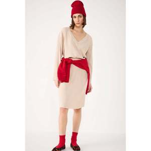 Top Corto Casual de Canalé con Cuello en V y Logotipo Frontal - Product Image 4