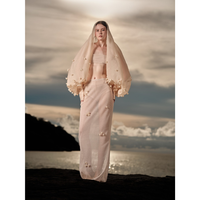 Belle conception de robe à capuche manches bouffantes grandes poignets fabriqués à la main détail de fleurs ELIE EMB haut tissu tri-acétate transparent Vietnam
