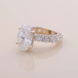 Anillo de Compromiso con Diamante Ovalado Cultivado en Laboratorio de 5.04CT con Piedras Laterales Redondas, Oro Amarillo, Blanco y Rosa de 9K, Anillo Nupcial de Lujo - Product Image 4