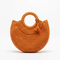 Sac à main demi-lune bohème en raphia fait main pour femme avec pompon décoratif, léger, à fermeture ouverte et poignée unique, idéal pour la plage