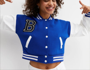 แจ็คเก็ตวาร์ซิตี้แบบครอปสำหรับผู้หญิง ปักลายเชนิลล์ ตัวเสื้อทำจากผ้าขนสัตว์ แขนเสื้อทำจากหนัง แจ็คเก็ตเบสบอลแบบ Letterman - Product Image 4