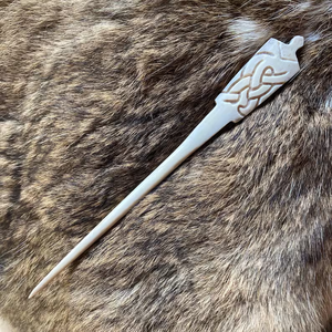 Alfileres de hueso artesanales de Crescent Craft Timeless Accesorios únicos y elegantes para coleccionistas y entusiastas del estilo - Product Image 1