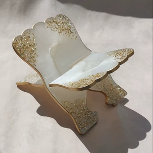 Détails élégants sur la surface en résine, le magnifique rehel blanc et doré ajoute une touche de luxe à n'importe quel espace de prière ou mosquée. - Product Image 5