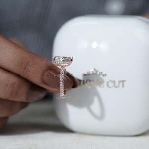 Anillo de Compromiso con Certificado IGI, Diamante Cultivado en Laboratorio con Corte Radiante, Banda Pavé y Halo Oculto, Anillos de Diamantes Elegantes - Product Image 6