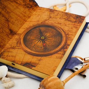 Diario de cuero con un acabado oscuro antiguo y una estética gótica. La cubierta presenta un diseño de calavera en relieve 3D rodeado de... - Product Image 3