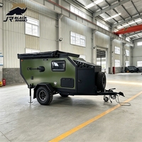 Caravane de camping tout-terrain en aluminium avec cuisine extérieure et suspension indépendante pour les couples, pour des aventures de camping en plein air
