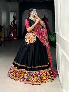 El último diseñador Pure Cotton Gamthi Mirror Work Lehenga Choli de FabZone - Product Image 4