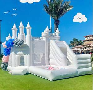 Grand château gonflable commercial en PVC blanc pour mariages, idéal pour la location événementielle - Product Image 4