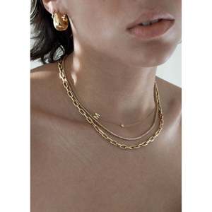 Collier asymétrique avec initiale unique en diamant - Product Image 5