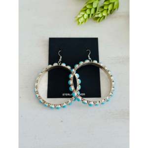 Boucles d'oreilles pendantes en turquoise Sleeping Beauty et argent sterling, faites à la main par des artisans Navajo - Product Image 1