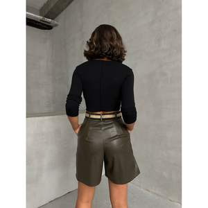 กางเกงขาสั้นหนังผู้หญิงแบบมีเข็มขัด ขายส่ง - Product Image 5