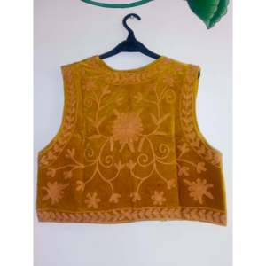 Gilet décontracté en velours moutarde avec broderie, col montant, fermeture éclair et logo – Vêtement d'extérieur - Product Image 1