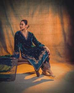 Nuevo diseñador de ropa de fiesta de boda de alta calidad de terciopelo puro totalmente hilo bordado trabajo superior y Palazzo con Georgette Dupatta - Product Image 2