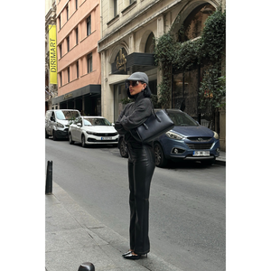 Pantalones de Cuero Negro para Mujer - Product Image 3