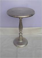 Tables d'appoint et de chevet de luxe durables en aluminium avec finition en laiton martelé pour le mobilier de salon