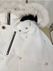 Chaqueta Acolchada de Invierno de Alta Calidad con Diseño Personalizado Bordado de Canadá, Gruesa y Cálida, con Cierre de Cremallera Frontal y Relleno de Plumas de Ganso - Product Image 4