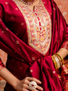 ชุดคุर्ตาผ้าไหมผสมทรงตรง ดีไซน์เนอร์ พร้อมงานปักที่คอเสื้อ และผ้าคลุมไหล่เข้าชุด สำหรับเทศกาลและงานเฉลิมฉลอง สำหรับส่งออก - Product Image 3