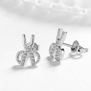 Orecchini a perno vintage religiosi in argento sterling a forma di forbice con zirconi, perle e motivo geometrico, graziosi per feste, regali, cristalli Swarovski - Product Image 1