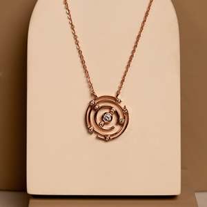 Collier géométrique en argent sterling 925 avec zircon, technologie de sertissage à griffes, pour cadeau, motif My World incrusté, en alliage de zinc - Product Image 1