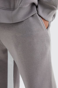 Pantalon pour homme avec bande latérale du fabricant OEM Pantalon de jogging évasé de haute qualité Pantalon de survêtement lavé personnalisé Pantalon de survêtement empilé avec élastiques - Product Image 4