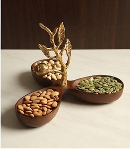 Plat de service en bois d'acacia avec poignée en laiton en forme d'arbre et trois compartiments pour noix et graines, design moderne fait main - Product Image 1