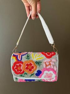 Sac fourre-tout carré rose brodé et imprimé au sérigraphie avec motif citron et perles, style classique, idéal pour les voyages - Product Image 6