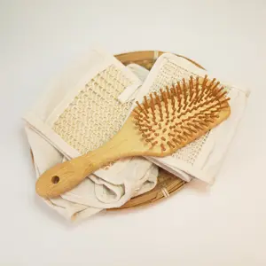 Fabricant écologique de peigne à airbag pagaie en bois tête trapézoïdale brosse à cheveux démêlante manche en bambou brosse à cheveux de massage