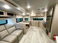 Caravane hybride abordable 4x4 moderne pour 4 personnes, remorque de camping confortable pour les voyages tout-terrain, mini-camping-cars pour le camping