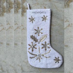 Chaussette de Noël brodée flocon de neige argenté en coton doux, décoration de fêtes - Product Image 1