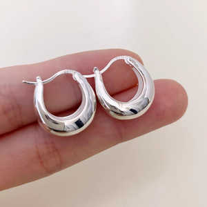 Pendientes de Aro Huggie de Plata de Ley 925 al por Mayor |   Huggies Pequeños y Gruesos para Uso Diario - Product Image 1