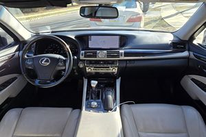 Lexus LS 460 ปี 2017 มือสอง สภาพดี วิ่ง 29200 ไมล์ รุ่นปีสุดท้าย เครื่องยนต์ V8 ขับเคลื่อนสี่ล้อ ไม่ได้ดัดแปลง - Product Image 4