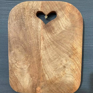 Planche à découper en bois de mangue faite à la main avec poignée de coupe en forme de coeur pour légumes et fromage dans des tailles personnalisées - Product Image 1