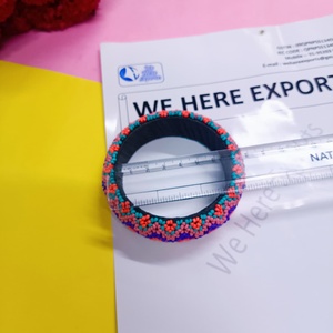 Bijoux de bracelet en perles colorées de qualité d'exportation à la mode et légers pour un usage quotidien ou des occasions spéciales disponibles à la vente - Product Image 6