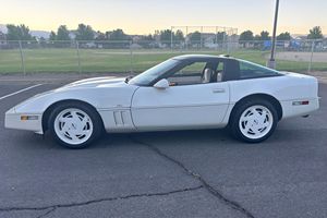 Chevrolet Corvette 1988 d'occasion en excellent état, édition 35e anniversaire, 39 000 milles, moteur V8, toit amovible, non modifiée - Product Image 3