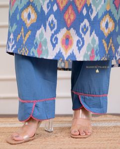 Conjunto de traje pesado bellamente decorado con cuello de encaje intrincado disponible a precio mayorista de la India - Product Image 4