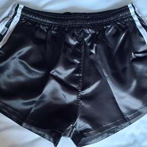 กางเกงยิมชาย 90% โพลีเอสเตอร์ 10% สแปนเด็กซ์ แบบรัดรูป 5 นิ้ว แห้งเร็ว ระบายอากาศได้ดี สีและโลโก้ปรับแต่งได้ บริการ OEM - Product Image 4