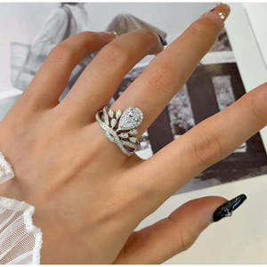 Bague de fiançailles en diamant de laboratoire en forme de poire certifié IGI 3,50 carats au total, design unique en or avec halo et pierres latérales, couleur DEF, pureté VVS - Product Image 5
