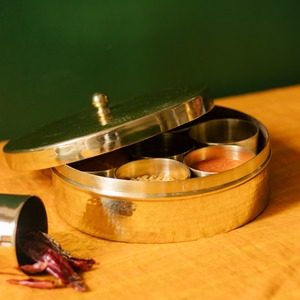 Boîte à épices en laiton à 7 compartiments avec couvercle Outil de stockage d'herbes et d'épices de forme ronde PAR HF CRAFTS - Product Image 5