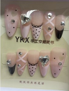 Unghie finte rosa in pizzo con decorazioni a diamante per una manicure veloce e temporanea - Product Image 1