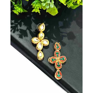 Ensemble de collier à deux couches avec motif floral Kundan et Meenakari, orné de perles et de diamants, idéal pour les mariages, les fêtes ou comme cadeau, fabriqué en alliage de laiton fin. - Product Image 4