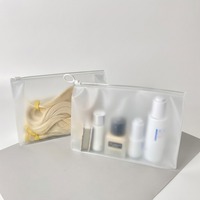 Pochette cosmétique en PVC avec logo personnalisé, pochette à fermeture éclair en PVC givré pour marque de beauté, kit OEM, organiseur de toilette en PVC translucide pour voyage
