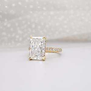 Anillo de Compromiso con Diamante de Corte Radiante y Banda Pavé con Halo Oculto, Certificado IGI - Product Image 3