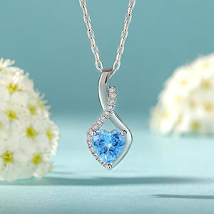 สร้อยคอรูปหัวใจเจลูเลียแบบปรับแต่งได้ ชุบโรเดียม 14K โรสโกลด์ พร้อมดีไซน์ลายบิดเกลียวแบบเรขาคณิต - Product Image 4