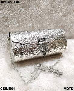 Embragues en relieve de metal hechos a mano elegantes hechos a medida con diseños intrincados para bodas, fiestas, regalos y reventa de boutique. - Product Image 2