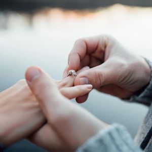 Anillo de compromiso Brillante Corte redondo D Color VVS1 Claridad Laboratorio Creado Diamante Anillos de eternidad 18K Chapado en oro blanco Esterlina - Product Image 2