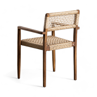 Fauteuil moderne en teck massif avec cannage synthétique pour usage extérieur, idéal pour les restaurants, hôtels, centres commerciaux et salles de sport.