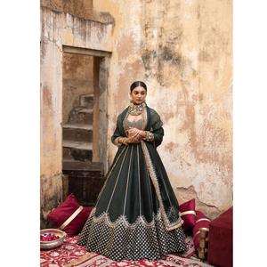 Qualité d'exportation Élégant Chinon Lehenga Choli avec Dupatta Idéal pour les festivals Sangeet et les fonctions d'engagement disponibles à la vente - Product Image 1