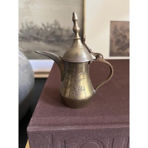 Cafetière vintage en laiton avec gravure Dallah Qualité incroyable à prix raisonnable - Product Image 1